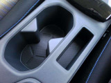 小物入れにもなるドリンクホルダーがシフトレバー後方に付いて便利です