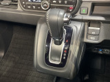 自然に手が届く距離に配置されたシフトレバー。