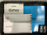 スマートキーは鍵をバッグに入れたままでもドアロックの開閉やエンジンのON・OFFができます。夜間や雨の日も鍵を探さなくて良いので便利です。