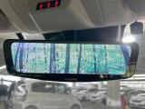 【デジタルインナーミラー】後席の大きな荷物や同乗者で後方が確認しづらい時でも安心!カメラが撮影した車両後方の映像をルームミラー内に表示。クリアな視界で状況の確認が可能です!