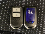 スマートキーを装備しています。鍵を差し込むことなくドアロックの開け閉めと、スタートボタン操作でのエンジンスタートができます。スペアキーも同じものを用意しております。