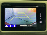 バックでの車庫入れも安心です! リアカメラが付いているバックモニター付のナビを装備しております。操作線もついており距離感も画面から確認できます。