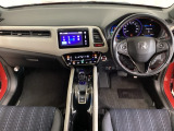 車内は光触媒抗菌消臭施工済です。インパネ周りはスタイリッシュなデザインで機能や装備も充実しています。グローブボックスやカップホルダーのほかにトレーなどたくさんの収納スペースが付いています。