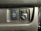 狭い駐車場で便利な電動格納ドアミラーが付いています。