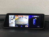 パノラミックビューモニター付きです。車両を上から見たような映像をディスプレイオーディオ画面に表示。運転席からの目視だけでは見にくい、車両周辺の状況をリアルタイムでしっかり確認できます。