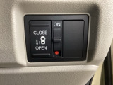 左側電動スライドドアは運転席からでも操作ができるように、ハンドル付近に開閉の操作スイッチが付いています。