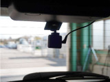 この車にはリアにもドライブレコーダーを装備しております◆映像・音声などを記録する自動車用の装置です。 もしもの事故の際の記録はもちろん、旅行の際の思い出としてドライブの映像を楽しむことができます。