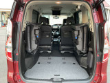 3列目シートを跳ね上げれば、後席すべてが巨大な荷室に早変わり。自転車も積めます。