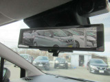 インテリジェントル-ムミラ-付です。切り替えレバーで車両後方の映像をミラーに映し出すので車内の状況や天候に左右されず、とっても見やすいです!