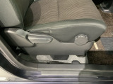 シートハイトアジャスターが付いているので運転姿勢を調整するのに便利ですね。身長に合ったシートポジションは安全運転や疲労軽減にもつながります。