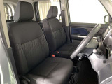 厚みがあって、座り心地のいいシート。運転席も助手席もリラックスしてゆったりと座れます。