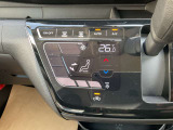 タブレット端末のようなタッチパネル式のオートエアコン採用。凹凸のない滑らかな表面で操作感を高めています。