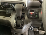CVT車のセレクトレバーです。低速から高速まで、変速ショックのないスムーズな走りと、エンジン効率のよい領域を維持して燃費にも貢献します。サイドブレーキはスイッチ操作の電子制御パーキングブレーキです。