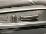 電動シートなので、お好みのシートポジションへの移動もスムーズに行えます。