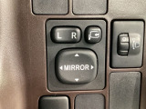 狭い駐車場で便利な電動格納ドアミラーが付いています。