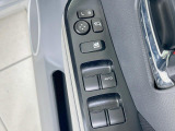 【電動格納ミラー】サイドミラーは電動格納式となっており、狭い駐車場でもキズがつくリスクを抑えられます。