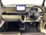 車内は光触媒抗菌消臭施工済です。スタイリッシュなデザインで暖かみのあるインパネ周りを演出します。グローブボックスやカップホルダーのほかにトレーなどたくさんの収納スペースが装備されています。
