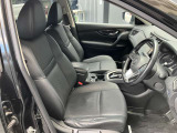 広々としたフロントシートに足元。操作性も良く、快適にドライブして頂けます