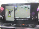 【アラウンドビューモニター装備】 バックカメラによる後方の確認だけでなく4つのカメラで真上から見ている様に周囲360度を写し出し、自車周辺の詳細な状況を確認出来ます。狭い場所での取り回しも安心です。