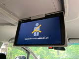 【12.8型フリップダウン】大画面モニターで後席でもエンタメをお楽しみいただけます。家族や友人とお出かけする機会が多い方に大人気です♪