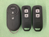 スマートキーを装備しています。鍵を差し込むことなくドアロックの開け閉めと、スタートボタン操作でのエンジンスタートができます。加えて、純正リモコンエンジンスターター用の操作キーもついています。