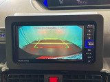 【バックカメラ】 駐車時に車両後方の様子を見ることができるので、運転の不安を軽くします
