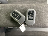 ☆スマートキー☆ドアの開錠・施錠はもちろんですが、エンジンをかけるときも鍵を取り出さなくて大丈夫ですよ♪両手に荷物をお持ちの時でも、大変便利で使い易い装備です☆