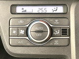 【オートエアコン】一度お好みの温度に設定すれば、車内の温度を検知し風量や温度を自動で調整。暑い&hellip;寒い&hellip;と何度もスイッチ操作をする必要はありません。快適な車内空間には必須の機能ですね♪