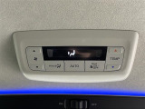 【Wエアコン(後席エアコン)】エアコンが前席に加え、後部座席用にも独立して設置されていており、暑い夏でも寒い冬でも、車内に快適な空気を届けるので、いつでも快適な車内空間を創り上げます!