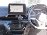 すっきりした運転席周りにはナビやエアコンの操作パネルを設置しておりますので、お一人での運転でもご安心できます。