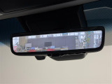【デジタルインナーミラー】後方に設置されたカメラの映像がルームミラー型の液晶画面に送出されます。トランク内の荷物が満載でも、視界が妨げられることはありません。