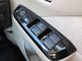 全席パワーウィンドウとなっています。運転席はオートになっているのでワンタッチ開閉することが出来ます。