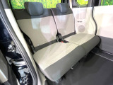 後部座席も気になるようなキズ・汚れやへたり等、大きなダメージはなく、良好な状態です。