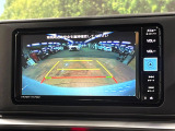 【バックカメラ】駐車時に後方がリアルタイム映像で確認できます。大型商業施設や立体駐車場での駐車時や、夜間のバック時に大活躍!運転スキルに関わらず、今や必須となった装備のひとつです!