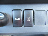 4WDはボタンで切り替え式。となりのボタンはデフロックの切り替えボタン