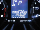 運転席のメータパネル類は常に視界に入る場所ですので、大事なチェックポイントです。ぜひ実際にご乗車ください。