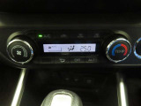 オートエアコンを装備しています。室内の温度を設定すると、センサーが室温を感知して、温度、風量を自動的にコントロールし、快適な空間にしてくれます。