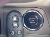 【キーレススタートシステム】カバンやポケットに入れたままでもドアの施錠・解錠が可能なスマートキーを装備。エンジンのオン・オフ時もカギを取り出す必要が無いからとっても便利です♪