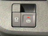 指先だけで簡単に操作が可能な電動パーキングブレーキを採用。「HOLD」スイッチを押すと、渋滞や信号待ちなどでブレーキペダルから足を離しても、ブレーキを保持するので安心です