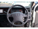 握りやすいステアリングで運転もしやすいです。