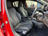 シートはファブリック&テップレザー仕様です。ホールド感のあるフロントシートは長時間の運転でも疲労感を感じさせず、腰への負担も軽減させます。
