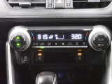 左右独立オートエアコンで夏も冬も快適な車内空間を。