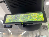 【インテリジェントルームミラー】後席の大きな荷物や同乗者で後方が確認しづらい時でも安心!カメラが撮影した車両後方の映像をルームミラー内に表示。クリアな視界で状況の確認が可能です!
