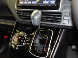 誤操作の少ないゲート式シフトレバーを装備しております。