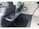 【シートバックテーブル】席背面には格納式のテーブルを装備。ちょっとした荷物が掛けられて便利なコンビニフック付です!