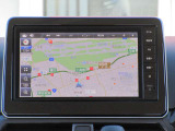 日産純正のメモリーナビ付きです。知らない場所にお出かけの際には非常に活躍します。Bluetoothを搭載しておりますので、運転中でもハンズフリーにて通話を行うことができます。
