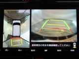 パノラミックビューモニター付きです。車両を上から見たような映像をモニター画面に表示。運転席からの目視では見にくい、車両周辺の状況をリアルタイムでしっかり確認できます。