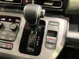 【電動パーキングブレーキ】パーキングブレーキは便利な電動式!ボタン一つで操作でき、アクセルを踏めば自動で解除されます♪レバーやペダルが無いので運転席廻りもすっきりしますね♪