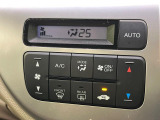 【オートエアコン】一度お好みの温度に設定すれば、車内の温度を検知し風量や温度を自動で調整。暑い&hellip;寒い&hellip;と何度もスイッチ操作をする必要はありません。快適な車内空間には必須の機能ですね♪