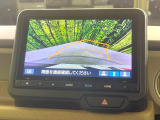 【バックカメラ】駐車時に後方がリアルタイム映像で確認できます。大型商業施設や立体駐車場での駐車時や、夜間のバック時に大活躍!運転スキルに関わらず、今や必須となった装備のひとつです!